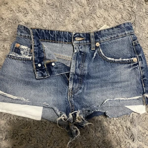 Shorts - Säljer dessa blå shorts ifrån Zara i strl 34. Skriv för fler bilder!💕