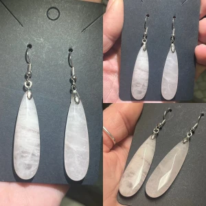 Nya örhängen med rosenkvarts  - Nya super fina örhängen i nickelfri metall och vackra rosenkvarts hängen. Mer rosa irl, svårt att få till på bild. Aldrig anv, nypris 200;-