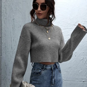 croppad stickad tröja  - stickad tröja som är kroppad, den kommer inte till användning då jag inte tycker jag passar i den samt den är lite för liten 🙌🏼den är använd typ 2 gånger så skicket är som nytt!🥰