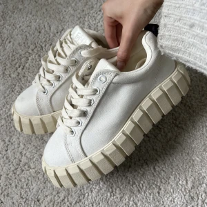 Eytys - Eytys som är i superfint skick använda endast 1 gång, nyskick, går inte och köpa längre på hemsidan