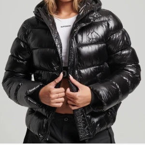 Vinterjacka superdry - Säljer min vinterjacka ifrån förra året. Jackan är i super bra skick då jag inte andvänd den alls mycket. Jackan är i storlek 36 men passar mig som vanligtvis brukar ha storlek 34 på jackor. Kontakta mig vid frågor 🥰