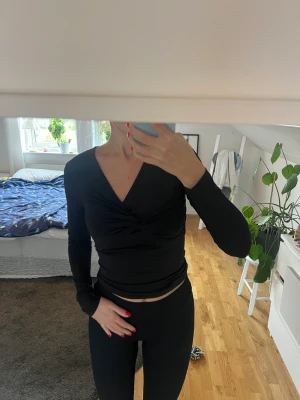 Topp - Svart topp med omlott över brösten  