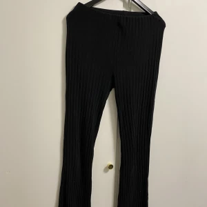 Byxor  - Svarta och lite använd byxor.