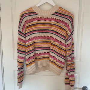 Stickad zara🤍 - Säljer denna fina stickade från zara då den knappt används. Fina höstfärger🤍 hör av dig vid frågor🥰