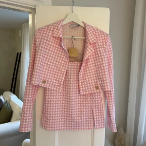 Rosa set  - Ett rosa tvådelat set från asos. Var tänkt till en temafest men jag valde en annan outfit så denna är oanvänd. 