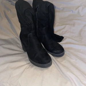 Mocka klackskor - Säljer mina svarta mocka klackskor som är i ett fint skick. Nästan aldrig använda och inte för hög klack. Kontakta mig vid frågor och fler bilder💕