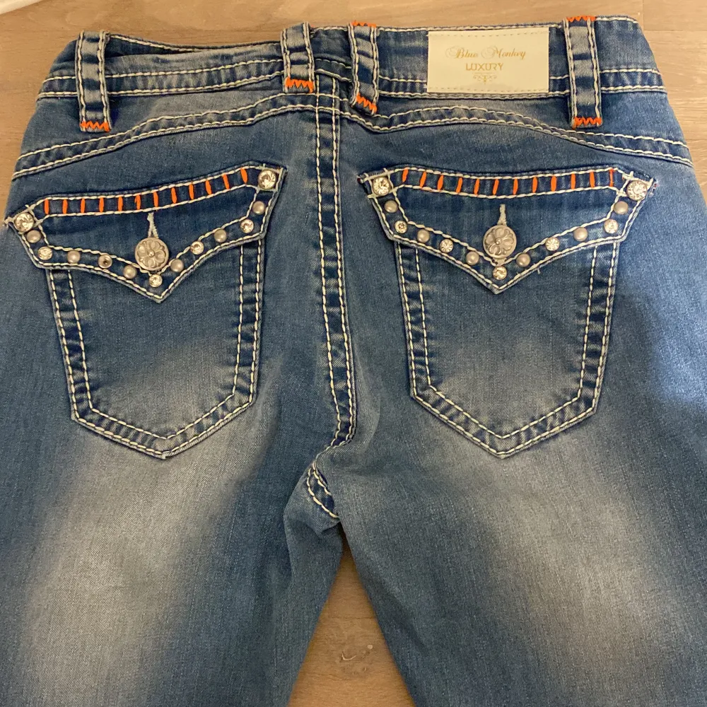 Ett par jätte fina blir monkey jeans i low waist.Dom är helt oanvänd i nytt skick . Jeans & Byxor.