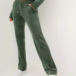 Byxor  - Juciy byxor i färgen dark Moss strl xxs säljer då dom inte kommer till användning dom är i väldigt bra skick och har inga defekter, skriv för egna bilder