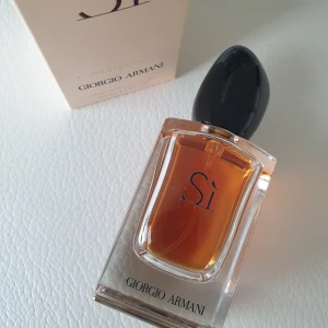 Si Giorgio Armani 50 ml - Säljer min tidigare favorit Si från Giorgio Armani.   Stått i badrumsskåpet, därav oxidering. Luktar precis som vanligt.   Kartong medföljer. 
