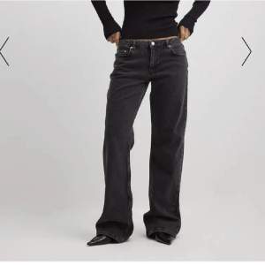 Supersnygga svarta jeans från NA-KD💜 Slutsålda! Helt nya och oanvända med lapparna kvar Low waist 🧚‍♀️