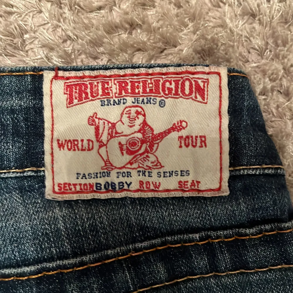 Säljer dessa true religion jeans som nästan är helt oanvända. Säljer dem för 680kr och ordinarie pris är 1500kr.🤩💓. Jeans & Byxor.