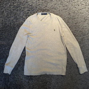 Beige Ralph Lauren tröja - Säljer nu denna beiga tröja från Ralph Lauren i storlek L! Tröjan är i nyskick och inga tecken på användning. Köpt för 1299kr men säljer den nu för 249kr! Vid fler frågor eller funderingar är det bara att höra av sig.