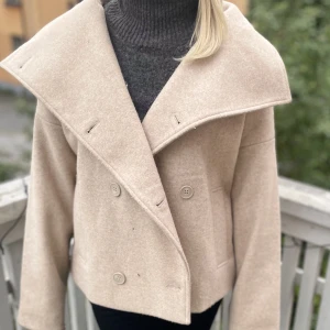 Kappa nakd - Säljer jättefin kappa från nakd. Säljer pågrund utav att jag har en annan jag använder mer.❤️