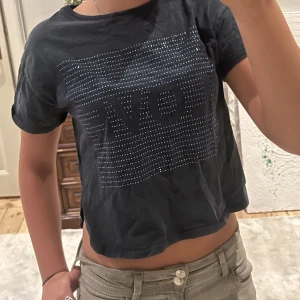 T shirt med tryck  - Cool t shirt med tryck! Köpt på Zara barn men passar mig som är en S!   80+frakt