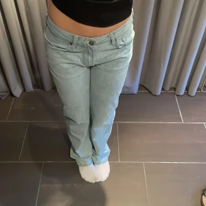 Jeans - Säljer dessa fina jeansen från bikbok 💗 Helt oanvända så toppen skick 💕Lite stora på mig och de kommer ej till användning, drf säljer jag💓