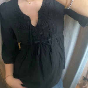Broderad topp med knyte🖤 - Jättefin broderad topp med knyte💞 säljer för att den inte används.  Kontakta mig för fler bilder, frågor och intresse!💘