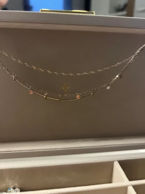 trippel-halsband - Fint halsband köpt från gina för cirka 130🩷 Inga tecken på användning