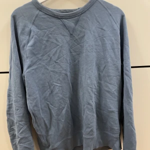 Fin blå sweatshirt  - Jättefin ljusblå sweatshirt från uniqlo. Jättebra skick!