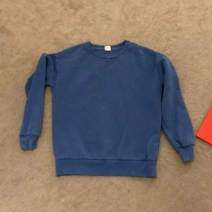 blå tröja - fin blå crew
