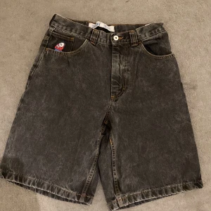 BIGBOYYY JORTSS - feta med org loggan! 