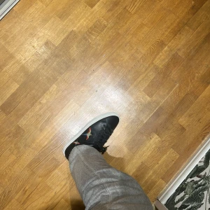 Axel arigato  - De är inprencip helt nya skor, de var för små för mig så behöver sälja dem tyvärr haft dem i 2 månader. Tagit väl hand om skorna och även impregnerat dem två gånger så skinnet tål mer. Priset kan diskuteras vid snabb affär