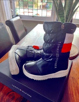 Söker dessa stövletter/vinterskor från Tommy Hilfiger! - Söker dessa stövletter/vinterskor från Tommy Hilfiger i storlek 39  Hör gärna av dig om de har dessa:)