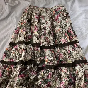 Fin kjol med mönster och spets detalj! 