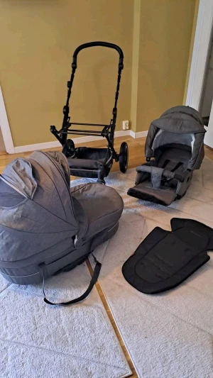 Barnvagn  - Barnvagn pussar 0 till 4år eller 20 kilo Komplett  Bra skick   Tvättbar klädsel 