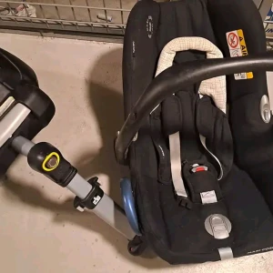 Bilstol komplett  - Bilstol (komplett) Maxi-cosi 0-12 månader Bra skick  Tvättbar klädsel   