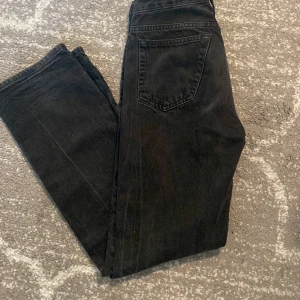 Low waist jeans - Säljer mina Low Waist straight jeans från bik bok då de tyvärr inte passar mig längre. Frakten ingår inte i priset!
