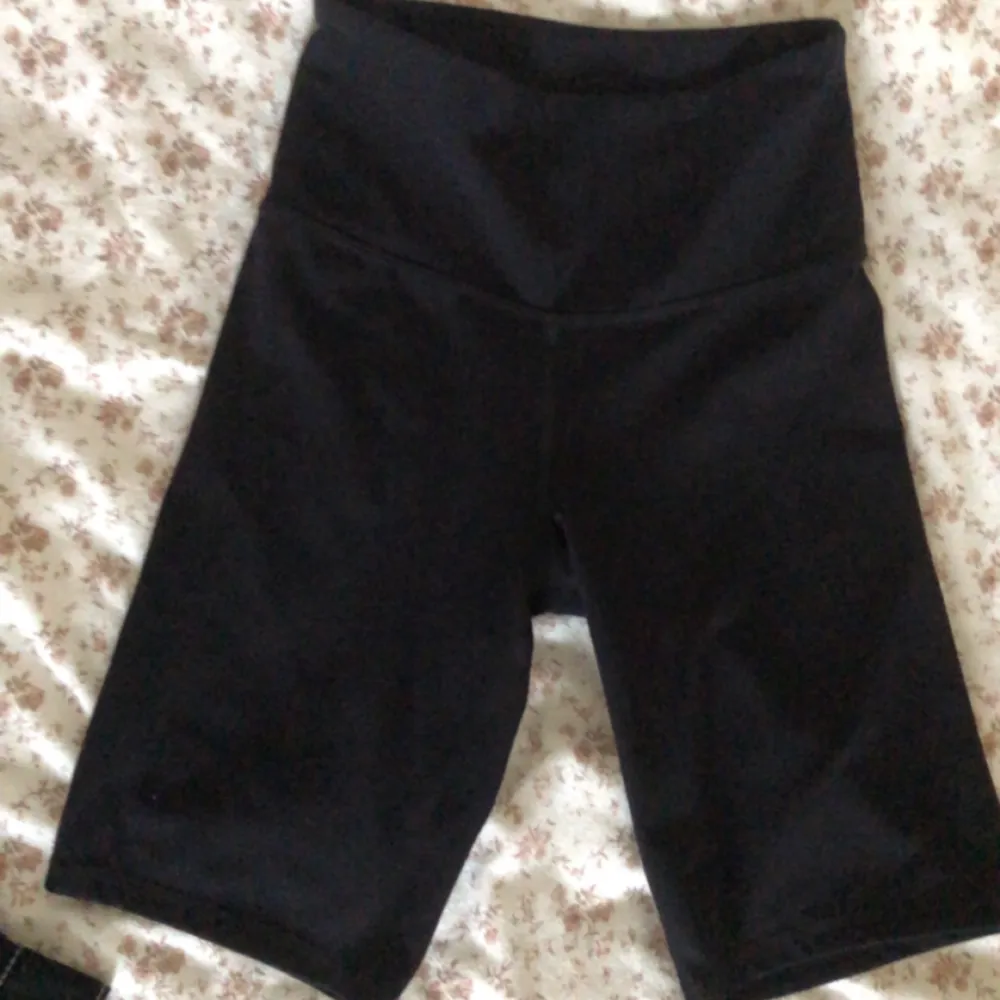 Svarta träningsbyxor som är använd men ser ut som ny🫶 det är en xs från hm men passar mig som också är S✨. Shorts.