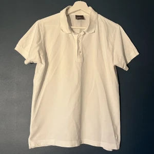 Piké, Oscar Jacobson  - Vit, Piké från Oscar Jacobson. Storlek S och i ett bra skick. 