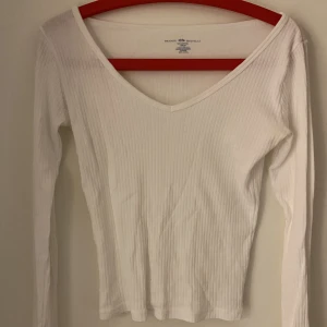 Brandy Melville långärmad tröja - Vit, nästan lite genomskinlig. Äkta långärmad tröja från Brandy Melville. Säljs då den aldrig kommer till användning. Fint skick. Nypris 279kr. Vid funderingar eller liknande är det bara att höra av dig💗