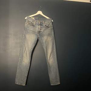 Ljusblåa jeans från Levis. W30 L32, modell-501. Använda men bra skick.