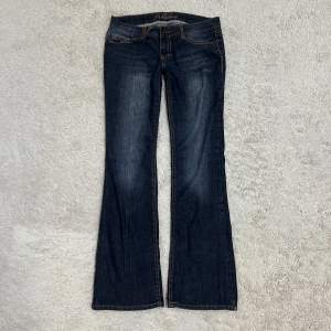 Lowrise och bootcut jeans, i perfekt skick 💕 Midjan är 82cm och innerbens är 79cm 🤍