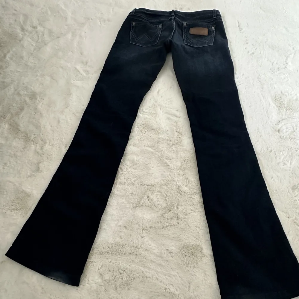 Säljer ett par jeans från märket Wrangler💕 Jeansen har väldigt låg midja och är  väldigt långa i benen ( L36 )  Extremt bra skick!!  Midja - 28 Ben -36. Jeans & Byxor.