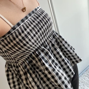 Bikbok topp - Jättefin topp från bikbok! Den hade puffar förut men har blivit borttagna med symaskin, kom privat för frågor/bilder!🌷