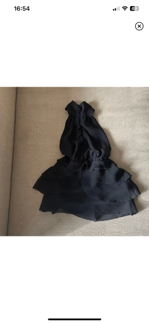 Svart topp  - Poloneck top med alpen rygg + volanger. Super söt. 