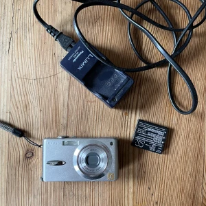 Kamera - Sötaste kameran, är så smidig att ha i väskan och tar ändå bra bilder men lite gammal vibe😎😎 Batteri+laddare ingår och det sitter ett minneskort i  Har lagat batteriluckan med lite tejp men den funkar ändå felfritt