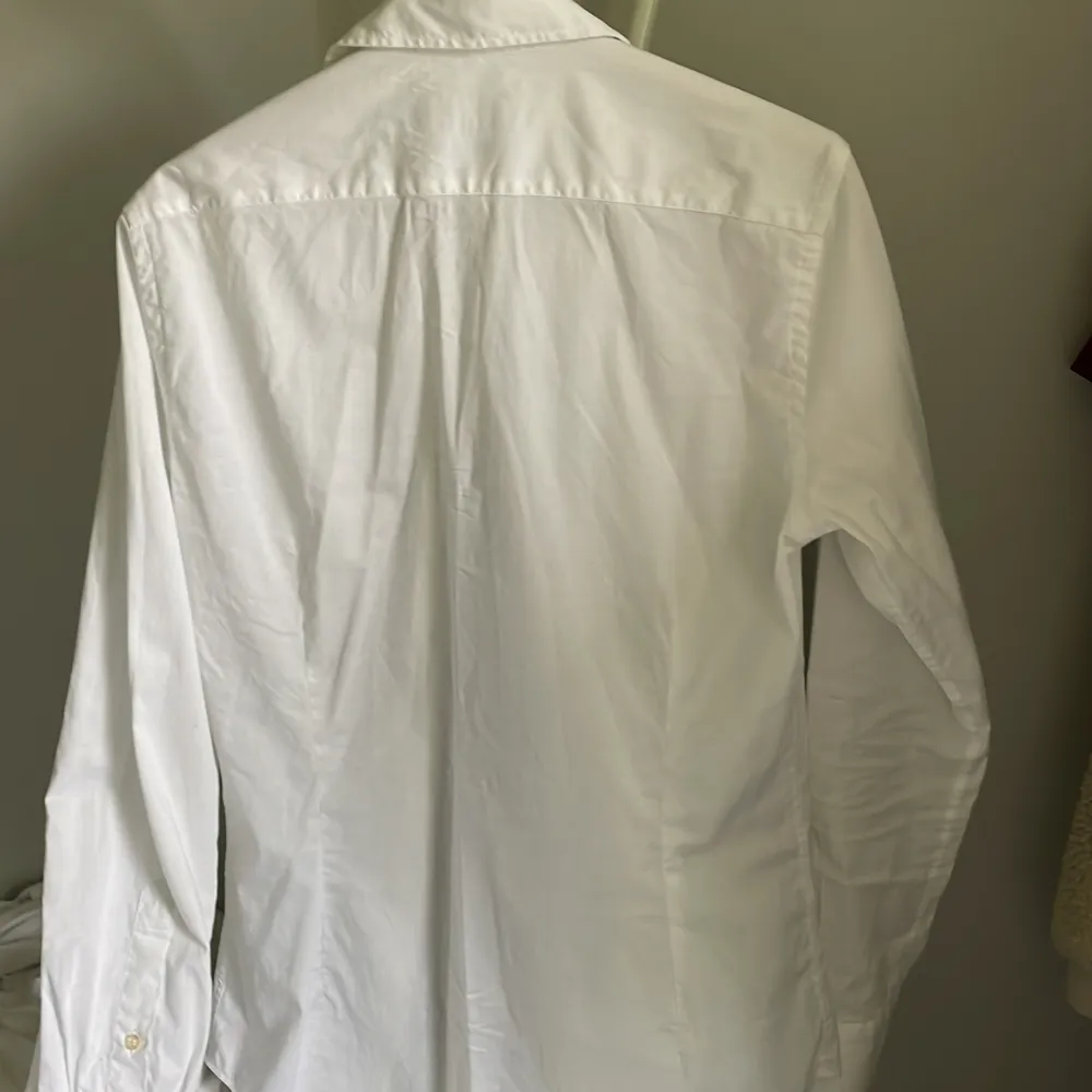 Skjorta från brothers storlek M Super slim fit säljer då den är för liten för mig skick:mycket bra använd ett få tal gånger. Paidat.
