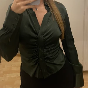 Topp - Topp från Zara. Storlek s. Väldig bra skick, nästan aldrig använd.  Storlek s. 