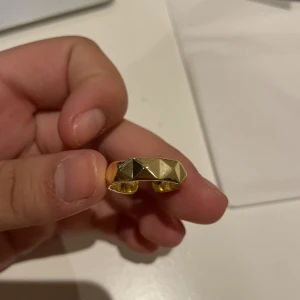 Nitring  - En jätte fin ring som aldrig använts. Ringen är justerbar så den passar alla. 