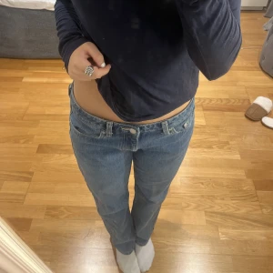 Lågmidjade jeans🩷 - Säljer dessa Weekday jeans i low arrow då de är i fel storlek🩷 storlek 26/30💕 använda typ 3 gånger så väldigt bra skick💗 250kr +frakt🩷 köparen står för frakten🩷
