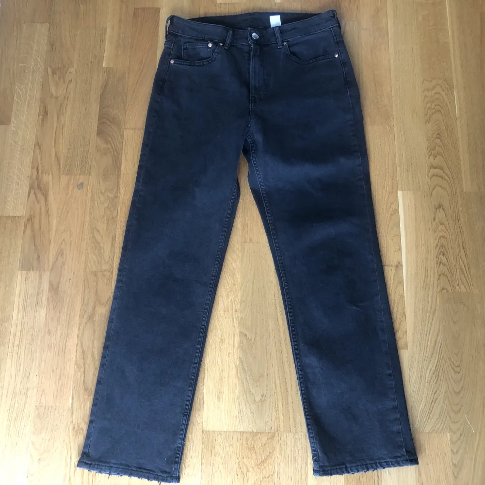 Ankellånga jeans från H&M i storlek 38. Hög midja med raka ben. Testade men aldrig använda.. Jeans & Byxor.