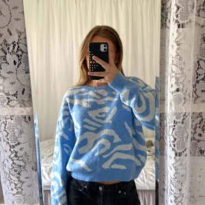 Stickad tröja  - Mysig blå vit stickad tröja i storlek S💙80kr + frakt