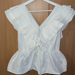 Elegant White Blouse - Elegant vit blus från Vero Moda  Storlek M Har aldrig haft den på mig  Första 2 bilderna är med blixten på Skriv för mer bilder eller andra frågor 
