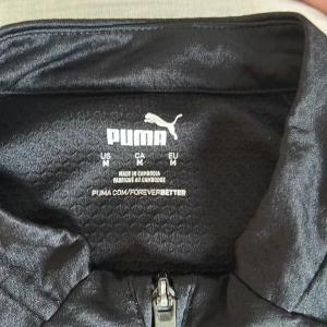 Milan Tränings tröja 2022/23 - Säljer min Milan tränings tröja då den inte kommer till användning längre, storlek M och är näst intill perfekt skick knappt använd. Pris går å diskuteras