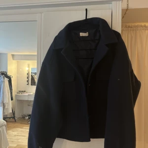 Jacka  - Mörk blå jacka, jättesnygg till hösten! Har bara använt några få gånger. 