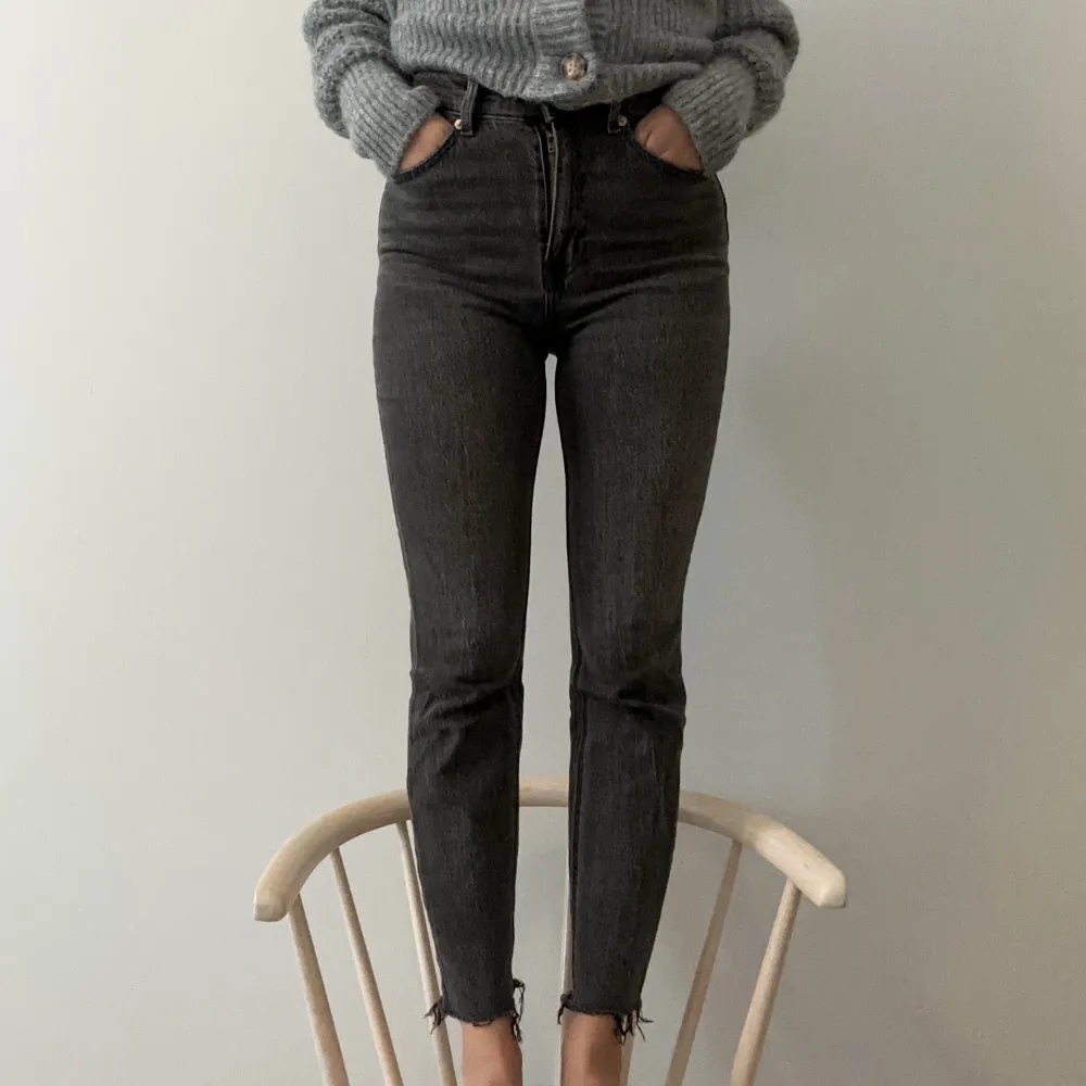 Snygga jeans i gråsvart med avklippta ben (köpta så) 💫. Jeans & Byxor.