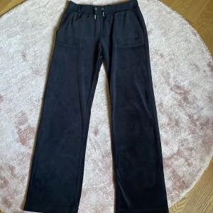 Juicy Couture byxor - Ett par juicy Couture byxor, som är svarta. Använt några gånger och säljer pågrund av att jag inte har användning för dem längre. Bra skick, äkta, storlek M. Skriv om mer bilder samt info, 